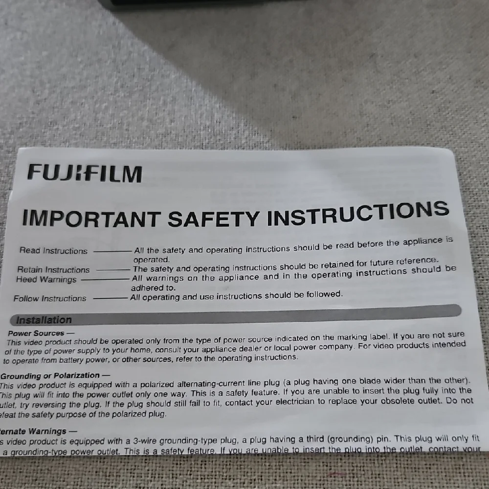 Fujifilm FinePix A920 Silver Compact Digital Camera with Woven Multicolor Case